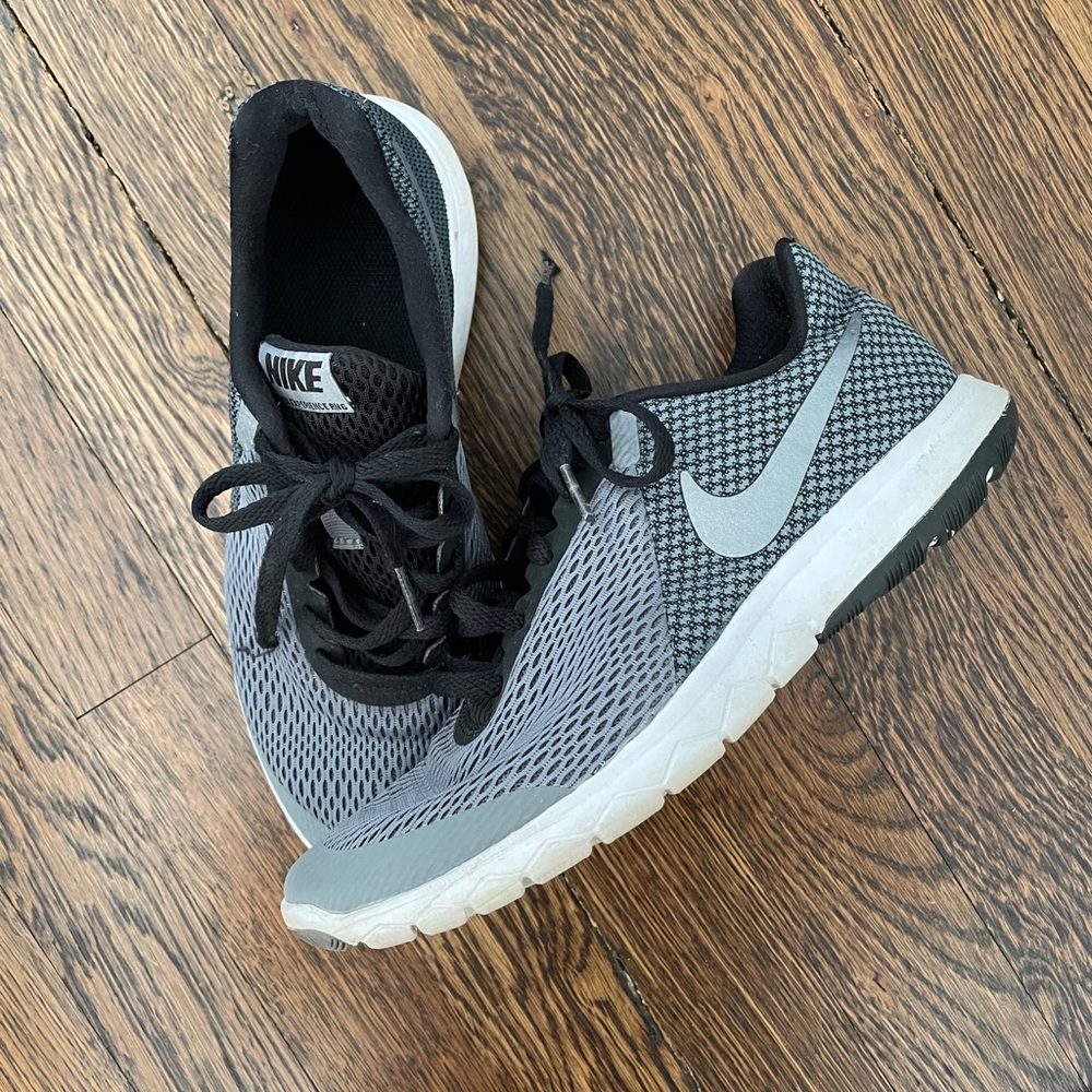 Nike tennis shoes size 7 barely worn